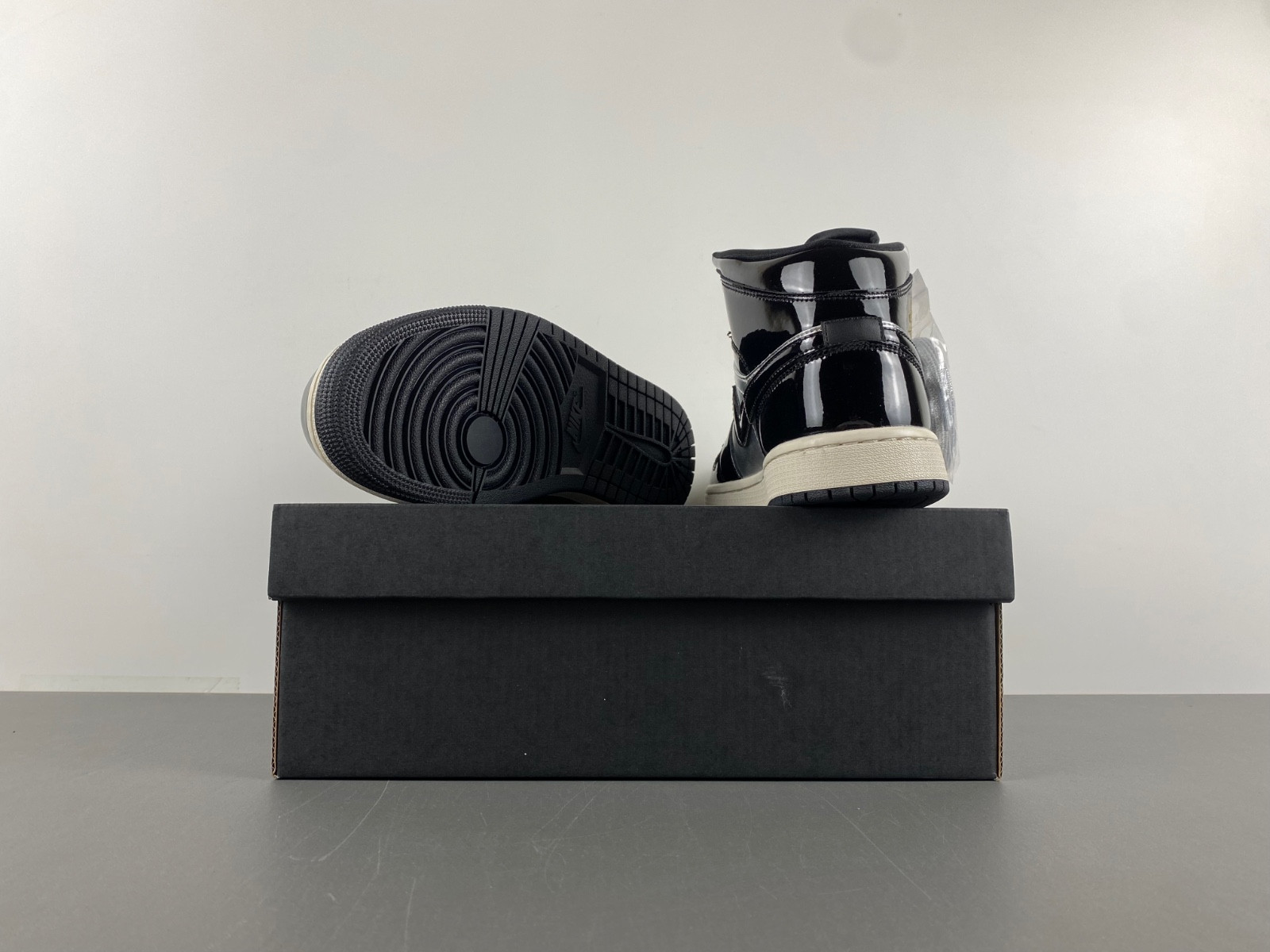 Air Jordan 1 Mid SE GS “Black/Metallic Silver” FZ3938-001