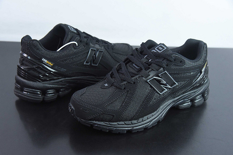 NEW BALANCE SNEAKER