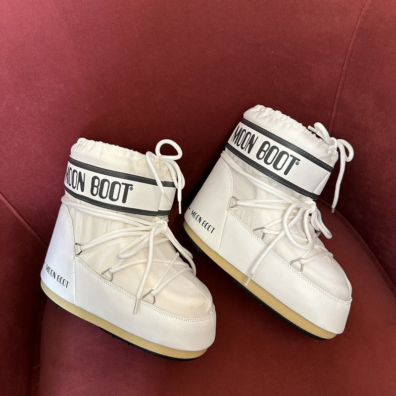 mOON bOOT